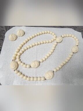New Vintage Avon Jewelry Set from 1988- Like new in Jewelry box.